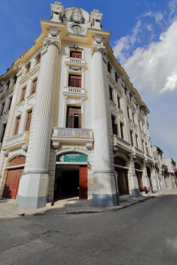 Havana, Küba-27 Ekim 2019: Calles Aguiar ve Empedrado Caddeleri NE köşesindeki Chamfer cephesi, krem rengi dört katlı Neoklasik bina PoliClinico Docente Dr.Romay oral sağlık alanında uzmanlaşmıştır..