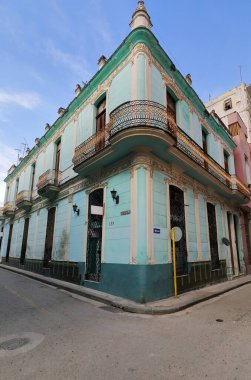 Havana, Küba-27 Ekim 2019: Calles Compostela ve Empedrado Caddelerinin NE köşesinde çifte cephe, nane yeşili ve deniz mavisi, 2nd.zemin balkonuna sarılı iki katlı Eclectic tarzı bina boyadı..