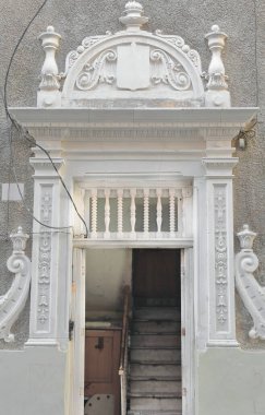 Havana, Küba-28 Ekim 2019 son derece süslü eklektik stil kapı girişi Calle Cuarteles Caddesi 'nde Habana Vieja-Eski Şehir Meydanı' ndaki Plaza del Angel Meydanı 'nın köşesinde bir apartman..