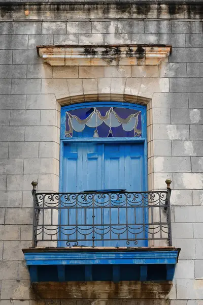 Havana, Küba-27 Ekim 2019: Balkon dökme demir parmaklıklı ve cam pervazlı, güneye bakan Palacio Marqueses de Aguas Claras Sarayı 'nın yan cephesinde, Plaza Katedral Meydanı.