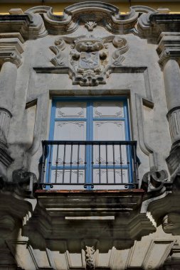 Havana, Küba-28 Ekim 2019 Barok tarzı Casa de la Obra Pia House 'un 1748' de yeniden inşa edilmiş ve 1980 'lerde Calle Obrapia Caddesi' nde yenilenmiş ön kapısı..