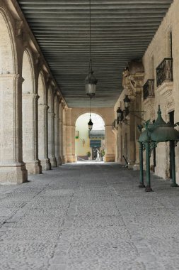 Havana, Küba - 28 Ekim 2019: Küba tarzı Palacio Capitanes Sarayı 1776 'dan 1792' ye kadar inşa edilmiş, doğu tarafı Calle Tacon Caddesi ve Plaza de Armas Meydanı, Habana Vieja Meydanı 'na bakan atari salonu..