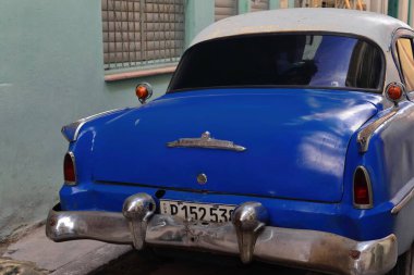 Havana, Küba, 28 Ekim 2019: Yan görünüm, beyaz çatılı kobalt mavisi klasik Amerikan arabası -Plymouth Belvedere 4 kapılı Sedan 1954 - Habana Vieja-Old Town caddesinde kaldırım kenarına yerleştirilmiş..