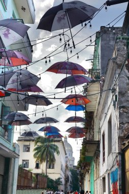 Havana, Küba-28 Ekim 2019: Habana Vieja-Eski Kasabası 'ndaki Calle Lamparilla Caddesi' nin Calles Aguacate ve Cristo Caddeleri arasında asılı renkli şemsiyelerin dekorasyonu