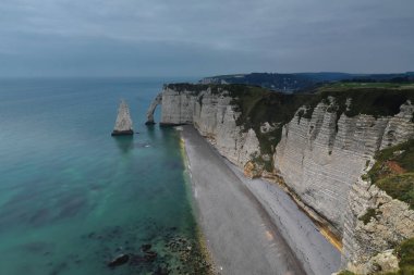 Şafak vakti kuzeye doğru, Plage Jambourg Sahili ve Falaise Manneporte Uçurumu boyunca Arche de la Manneporte Kemeri 'nden Aiguille Creuse İğnesi ve Porte d' Aval Kemeri 'ne. Etretat-Normandiya-Fransa.