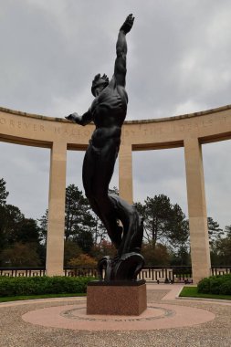 Colleville, Fransa-17 Ekim 2020: Dalgalardan yükselen Amerikan Gençliği Ruhu, 2. Dünya Savaşı sırasında Avrupa 'da ölen Amerikan askerlerini onurlandıran Normandiya Amerikan Mezarlığı' nda bulunan 6.7 metrelik bronz bir heykeldir..