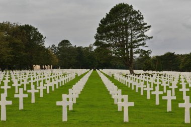 Colleville-sur-Mer, Fransa-17 Ekim 2020: Beyaz mermer haçlar sıraları, 2. Dünya Savaşı sırasında Avrupa 'da ölen askerlerin anısına Normandiya Amerikan Mezarlığı' nda gömülü askerlerin mezar taşları.