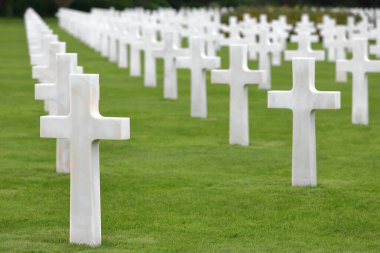 Colleville-sur-Mer, Fransa-17 Ekim 2020: Beyaz mermer haçlar sıraları, 2. Dünya Savaşı sırasında Avrupa 'da ölen askerlerin anısına Normandiya Amerikan Mezarlığı' nda gömülü askerlerin mezar taşları.