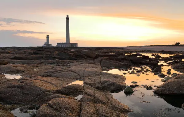 Barfleur, Fransa-18 Ekim 2020: The Phare de Gatteville Deniz Feneri, şafak vakti Baie du Fligard Körfezi 'nden doğuya doğru görüldü. 1829-1835 yılları arasında inşa edilmiş, 75 metre yükseklikte tüm ülkedeki en uzun ikinci bina..