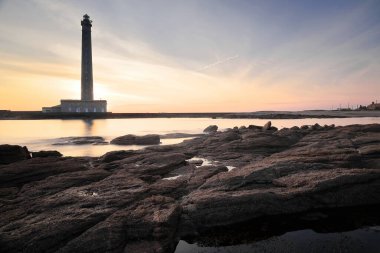 Barfleur, Fransa-18 Ekim 2020: The Phare de Gatteville Deniz Feneri, şafak vakti Baie du Fligard Körfezi 'nden doğuya doğru görüldü. 1829-1835 yılları arasında inşa edilmiş, 75 metre yükseklikte tüm ülkedeki en uzun ikinci bina..