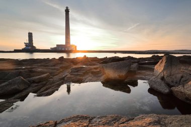 Barfleur, Fransa-18 Ekim 2020: The Phare de Gatteville Deniz Feneri, şafak vakti Baie du Fligard Körfezi 'nden doğuya doğru görüldü. 1829-1835 yılları arasında inşa edilmiş, 75 metre yükseklikte tüm ülkedeki en uzun ikinci bina..