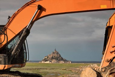 Kutuplu topraklarda yiyecek için erken gün batımı, kuzuların otlaması için tuzlu bataklık çayırları - satış öncesi agneo- ve Mont-Saint-Michel Manastırı 'nın batısında nadasa bırakılmış bir arsa. Normandiya - Fransa.