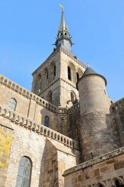 Neo-Gotik kule ve Aziz Michael heykeli Mont-Saint-Michel Kilisesi-Abbey Romanesk çan kulesinin tepesinde, Saut-Gauthier Terrace 'dan görüldü. Normandiya-Fransa-097