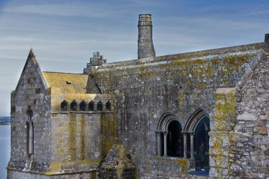 Mont-Saint-Michel, Fransa-19 Ekim 2020: Geleneksel binalar - Le Merveille manastırı veya Gotik tarzda 1204 'ten itibaren inşa edilen The Marvel, Plomb du Four veya West Terrace' da görüldü..