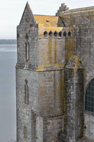 Mont-Saint-Michel, Fransa-19 Ekim 2020: Geleneksel binalar - Le Merveille manastırı veya Gotik tarzda 1204 'ten itibaren inşa edilen The Marvel, Plomb du Four veya West Terrace' da görüldü..