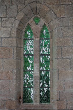 Mont-Saint-Michel, Fransa-19 Ekim 2020: Y izleme ve vitraylı pencere, 1215-1217 güney duvarı seçkin ziyaretçiler için misafir odası, binanın ikinci katı.