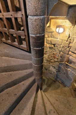 Mont-Saint-Michel, Fransa-19 Ekim 2020 Knights Hall 'un ikinci katındaki sarmal merdivenden biletçi salonuna iniyor..