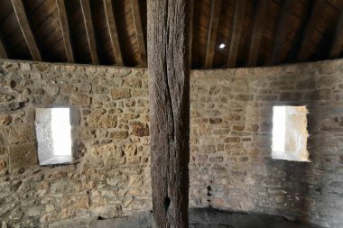 Le Mont-Saint-Michel: Surlar boyunca uzanan savunma kulelerinden birinin yarı dairesel duvarında ahşap panjurlu delikler açıldı. Normandiya-Fransa-146