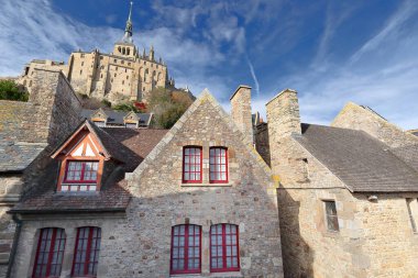 Mont-Saint-Michel, Fransa-19 Ekim 2020: Ortaçağ tarihi granit taş duvarlar, ahşap kiremitli bacalar ve Manastır ayağının tahta çatıları, surlar boyunca uzanan chemin de ronde.