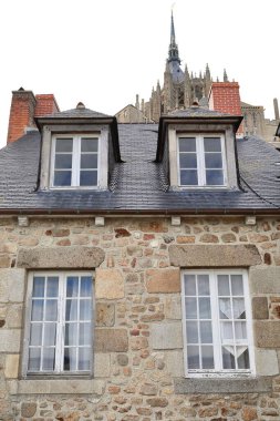 Mont-Saint-Michel, Fransa-19 Ekim 2020: Grande Rue-Main Caddesi doğu yakasındaki Ortaçağ Le Montoise binası, surun Tour Basse-Low Kulesi bölgesinde görülen manastır ayağının arka cephesi.