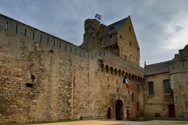 Büyük Donjon Kalesi. Geniş, yüksek çatılı, iki gözetleme kulesi ve Saint-Malo şatosunun crenelleştirilmiş devriye yolu. Britanya-Fransa-215