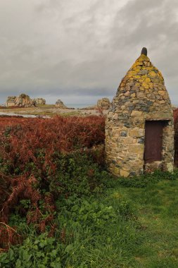 Plougrescant, Fransa-21 Ekim 2020: İki tuzlu su lagünü kompleksi olan Le Gouffre de Castel Meur 'un korunan doğal alanındaki Maison du Littoral House' a küçük, taştan bir kulübe.