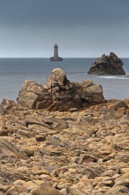 Porspoder, Fransa-23 Ekim 2020: Phare du Four Lighthouse 1869-1874 yılları arasında Argenton kayalarının güney ucundaki 25 metrelik granit resifte inşa edildi..