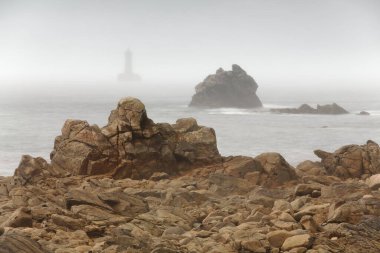 Porspoder, Fransa-23 Ekim 2020: Phare du Four Lighthouse 1869-1874 yılları arasında Argenton kayalarının güney ucundaki 25 metrelik granit resifte inşa edildi..