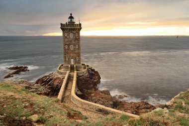 Le Conquet, Fransa-23 Ekim 2020: Phare de Kermorvan Deniz Feneri 'nin akşam vakti güney batı manzarası eşanlamlı yarımadanın en batı ucunda, koyu gökyüzü renkli renklere bürünüyor..
