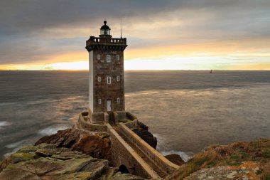 Le Conquet, Fransa-23 Ekim 2020: Phare de Kermorvan Deniz Feneri 'nin akşam vakti güney batı manzarası eşanlamlı yarımadanın en batı ucunda, koyu gökyüzü renkli renklere bürünüyor..