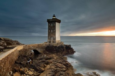 Phare de Kermorvan Lighthouse, 20.35 metre yüksekliğinde 1847-1849 yılları arasında granit bir köprünün karşısındaki yarı adanın köşesinde inşa edilmiş. Le Conquet-Brittany-France-301