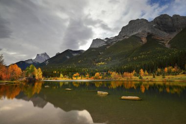 Quarry Gölü 'nün şeffaf, yeşil suları Ehagay Nakoda Sıradağları' nın eteklerindeki ormanları yansıtıyor Lawrence Grassi ve Ship 's Prow tepeleri ve Grassi Knob ve Little Sister tepeleri. Canmore-AB-Kanada.