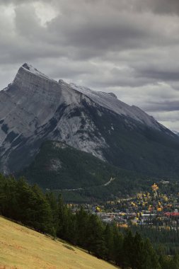 Banff kasabası ve Bow Nehri Vadisi 'nden Tünel ve Uyuyan Bufalo Dağı' na kadar uzanan Norquay Dağı 'nın güneydoğu manzarası ve Rundle Dağı' nın arka planı. Alberta-Kanada.