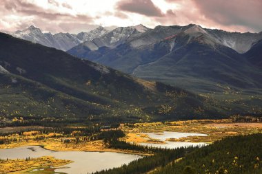 Norquay Dağı 'ndan güneye bakan Vermilion Gölleri' nin üzerinden birinci ve ikinci ve sülfür dağı NE yamacının sonunda bulutlu bir gökyüzü bulutlu bir öğleden sonra. Banff-Alberta-Kanada.