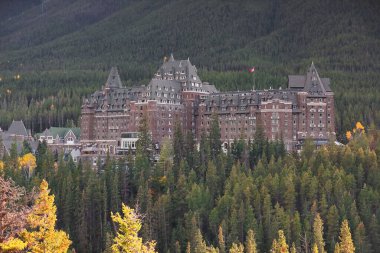 Banff, Kanada-28 Eylül 2021: 1888 'de Banff Springs Hotel' i Buffalo Caddesi 'nden güneye doğru öğleden sonra Surprise Corner Viewpoint' in yanında açıldı..
