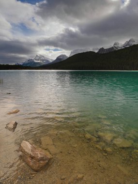 Waputik Sıradağları, Lower Waterfowl Gölü, Peaks (L-R) 3197m Patterson, 2710 m Capricorn, 3058 m Breaker, 2910 m Ebon, 2996m Aries, 2871 m Midway, 3001 m Aiguille, 2972m Synge. Banff-AB-Kanada