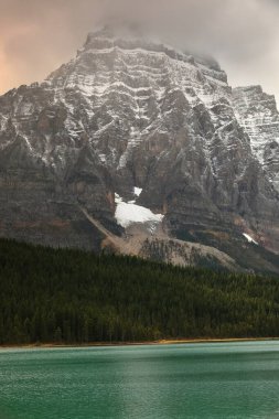Lower Waterfowl Gölü 'nden Batıya doğru Icefields Parkway' den AB-BC sınırındaki Waputik Range 'a, ve bulutlarla kaplı zirvesi olan 3266 metre yüksekliğindeki Chephren Dağı. Banff-Alberta-Kanada.