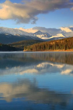 Şafak vakti güneye, Patricia Lake 'in güney kıyısına doğru birkaç tepe (L-R): Muhigan 2626 m, Roche Noir 2921 m, Roche Noir W1229 m, Meçhul 2467 m. Jasper NP-Alberta-Kanada.
