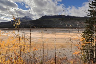Maligne Nehri 'nin erimiş su mevsimi dışında yer altında aktığı sığ Medicine Gölü havzası Maligne Sıradağları, Kürek, Müze Müdürü, Watchtower, Excelsior tepelerinde. Jasper NP-AB-Kanada.