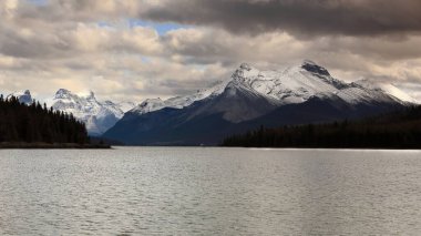 Maligne Gölü kayıkhane bölgesi, Kraliçe Elizabeth Ranges tepeleri (R-L) Unwin, Charlton, Moffat, Llysfran, Julian, Henry MacLeod, Valad, Brazeau, Warren, Monkhead, Paul. Jasper NP-Alberta-Kanada.