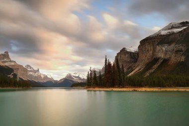 Samson Narrows 'taki Spirit Adası' ndaki küçük bağlı ada. 14 km uzunluğundaki Maligne Gölü 'nün yarısında NE sahili manzaralı gözcü Kraliçe Elizabeth Range arka tarafta. Jasper NP-Alberta-Kanada.