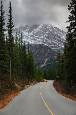 Edith Cavell dağ yolundan Tonquin veya Astoria Vadisi 'ndeki Cavell Gölü' ne doğru inen bulut kaplı Sorrow Tepesi (3010 metre yüksekliğinde). Jasper NP-Alberta-Kanada.
