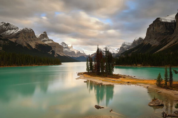 Spirit Island tiny tied island in Samson Narrows halfway the 14 km.long Maligne Lake seen southeastward from the NE shore scenic lookout, Queen Elizabeth Range peaks in back. Jasper NP-Alberta-Canada.