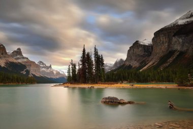Samson Narrows 'taki Spirit Adası' ndaki küçük bağlı ada. 14 km uzunluğundaki Maligne Gölü 'nün yarısında NE sahili manzaralı gözcü Kraliçe Elizabeth Range arka tarafta. Jasper NP-Alberta-Kanada.