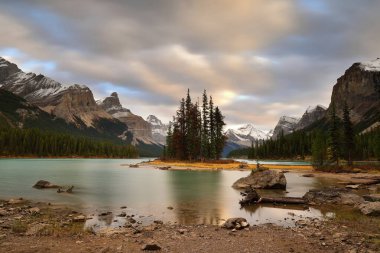 Samson Narrows 'taki Spirit Adası' ndaki küçük bağlı ada. 14 km uzunluğundaki Maligne Gölü 'nün yarısında NE sahili manzaralı gözcü Kraliçe Elizabeth Range arka tarafta. Jasper NP-Alberta-Kanada.