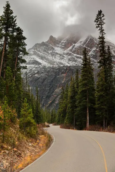 Edith Cavell dağ yolundan Tonquin veya Astoria Vadisi 'ndeki Cavell Gölü' ne doğru inen bulut kaplı Sorrow Tepesi (3010 metre yüksekliğinde). Jasper NP-Alberta-Kanada.