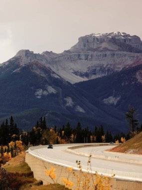 Bulutlu bir öğleden sonra Vermilion Gölleri Varış Noktası 'ndan 2931 m ve Little Bourgeau -front, 2645 m arkadaki Trans-Kanada Otoyolu' na kadar batı-güney batı manzarası. Banff-Alberta-Kanada.