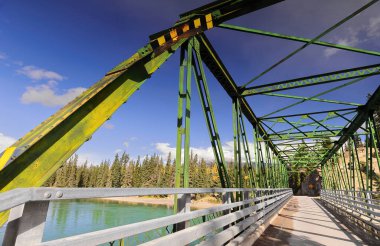 Paslı demir, kiriş boyunca perçinlenmiş Pratt, on panel, yeşil boyanmış, Old Fort Point Yolu 'ndaki Old Fort Point Köprüsü yolu şehrin doğusundaki Athabasca Nehri' ni kapsıyor. Jasper NP-Alberta-Kanada.