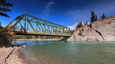 Paslı demir, kiriş boyunca perçinlenmiş Pratt, on panel, yeşil boyanmış, Old Fort Point Yolu 'ndaki Old Fort Point Köprüsü yolu şehrin doğusundaki Athabasca Nehri' ni kapsıyor. Jasper NP-Alberta-Kanada.