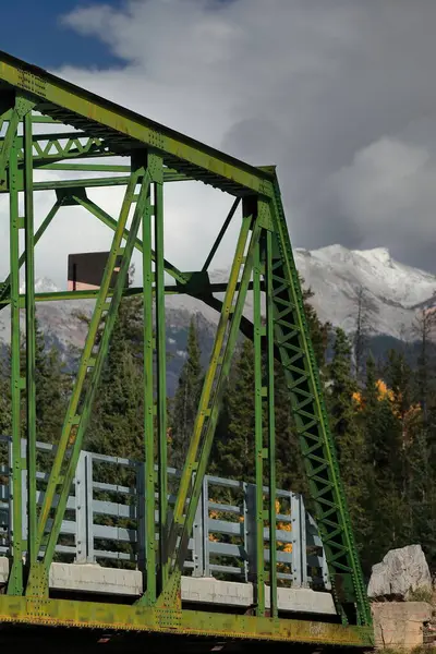 Paslı demir, kiriş boyunca perçinlenmiş Pratt, on panel, yeşil boyanmış, Old Fort Point Yolu 'ndaki Old Fort Point Köprüsü yolu şehrin doğusundaki Athabasca Nehri' ni kapsıyor. Jasper NP-Alberta-Kanada.